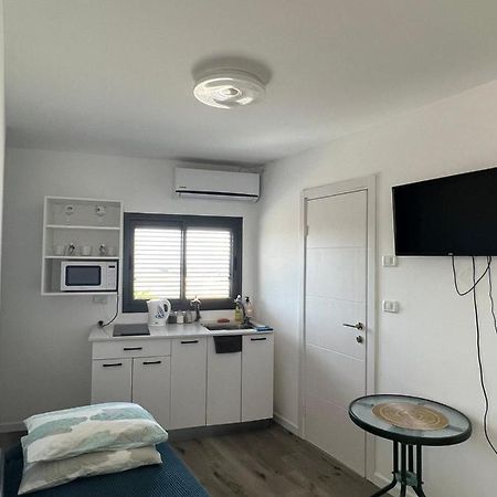 Appartamento סטודיו חדש ויפה עם נוף לים Netanya Esterno foto