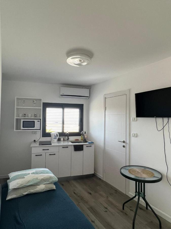 Appartamento סטודיו חדש ויפה עם נוף לים Netanya Esterno foto