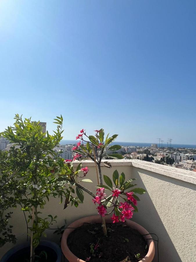 Appartamento סטודיו חדש ויפה עם נוף לים Netanya Esterno foto