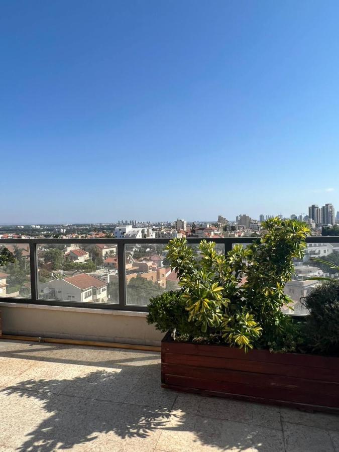 Appartamento סטודיו חדש ויפה עם נוף לים Netanya Esterno foto